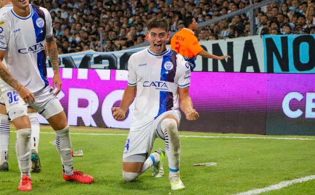 Tomás Badaloni festeja otro de los goles que le anotó a Racing Club. (Foto: Godoy Cruz).