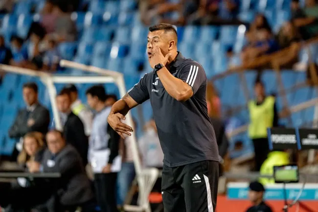 Jorge Almirón mostró habilidad para quemar minutos con un cambio que no autorizó y después sí: Colo Colo venció 1-0 a Godoy Cruz. (Foto: Guille Salazar | RedGol).