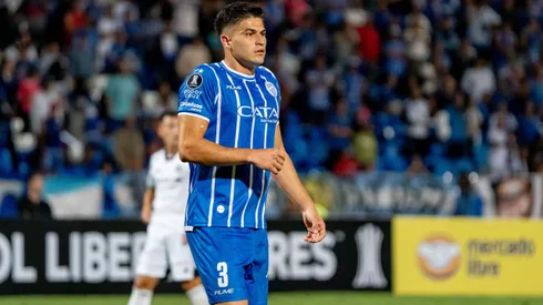 Thomas Galdames no pudo ganarle el duelo a Cristián Zavala en la caída de Godoy Cruz ante Colo Colo.