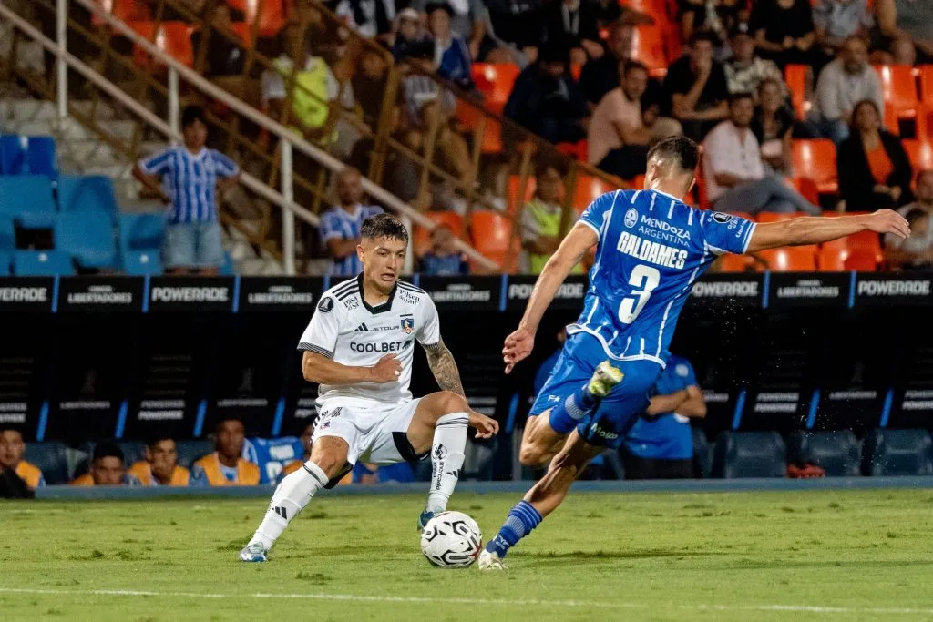 Thomas Galdames rechaza un balón ante Cristián Zavala en un duelo que perdió el lateral chileno de Godoy Cruz. (Foto: Guille Salazar | RedGol).
