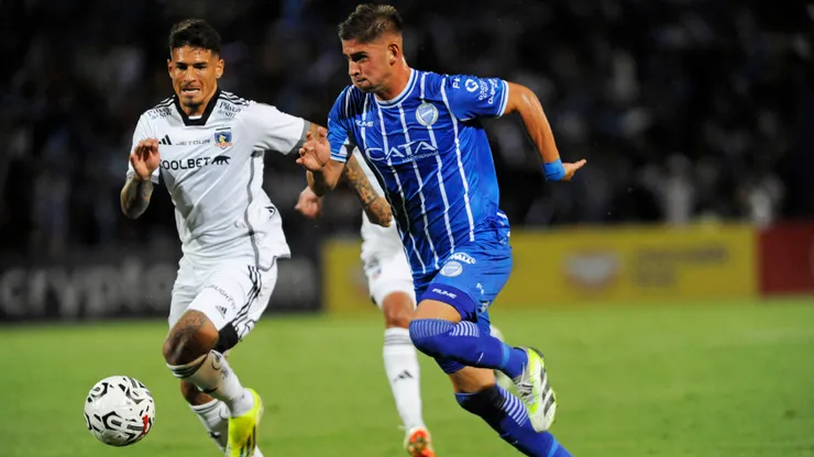 Tomás Badaloni lucha un balón con Alan Saldivia. Colo Colo venció a Godoy Cruz por 1-0.