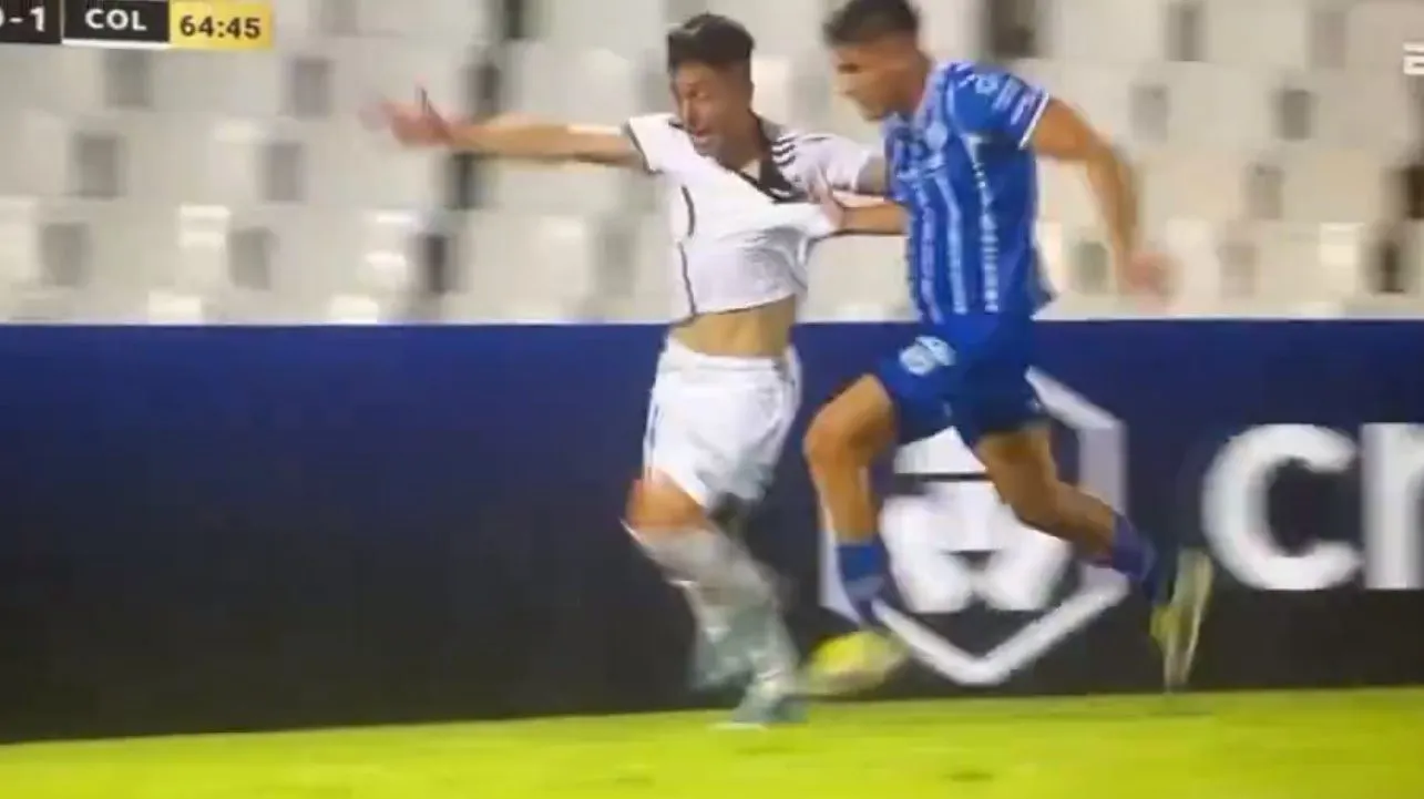 La jugada en que Galdames agarra de la camiseta a Galdames