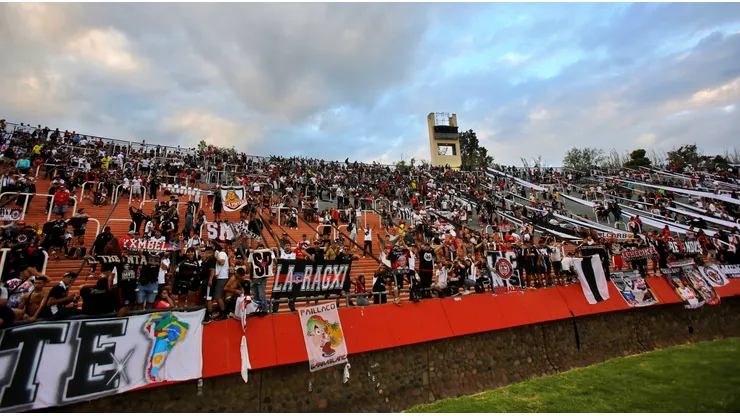 El mal comportamiento de los hinchas albos fue notorio en Mendoza.