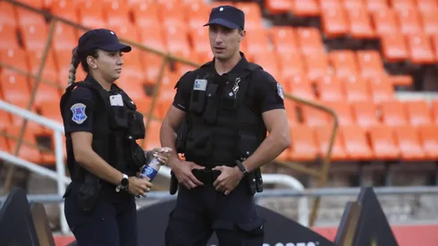 La policía mendocina ha dispersado a la hinchada colocolina.