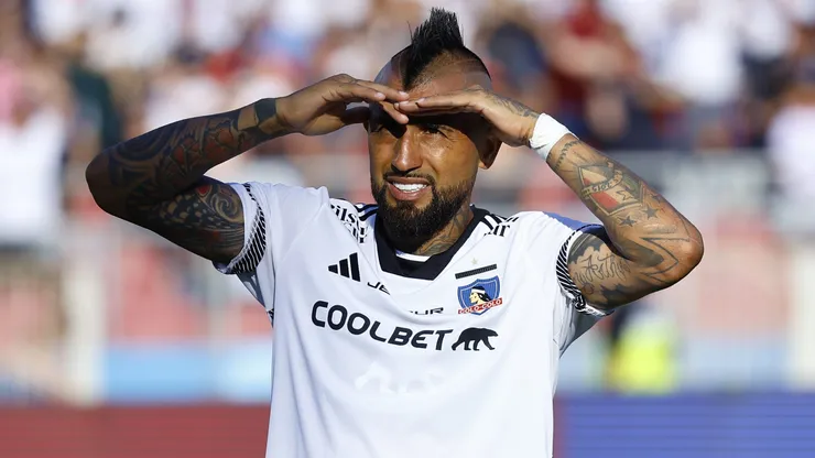 Como diciendo "mira la talla que me tiré". Arturo Vidal bromea en la previa del Superclásico.