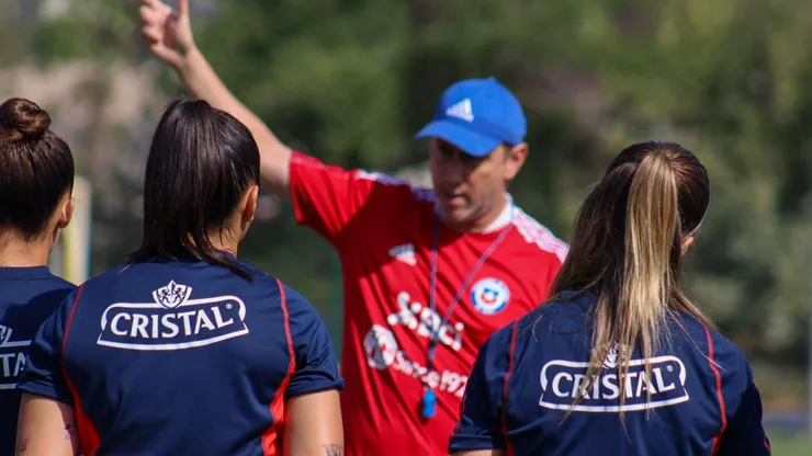 Luis Mena habló de los amistosos de la Roja femenina