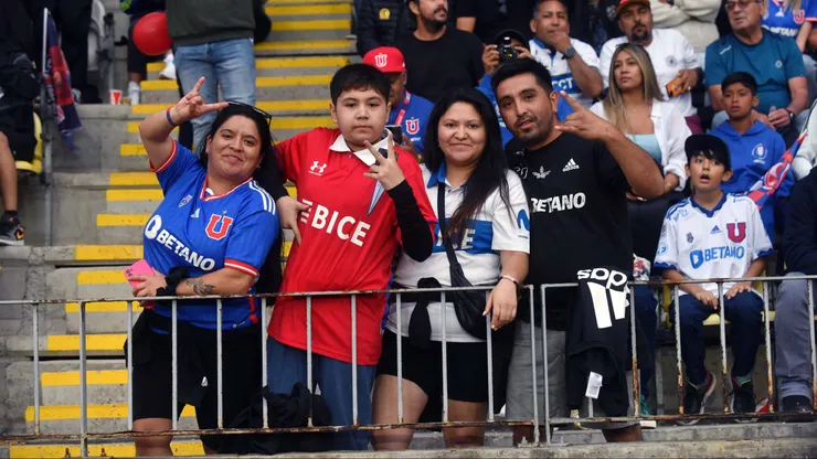 Poco a poco los hinchas se van registrando en el sistema.