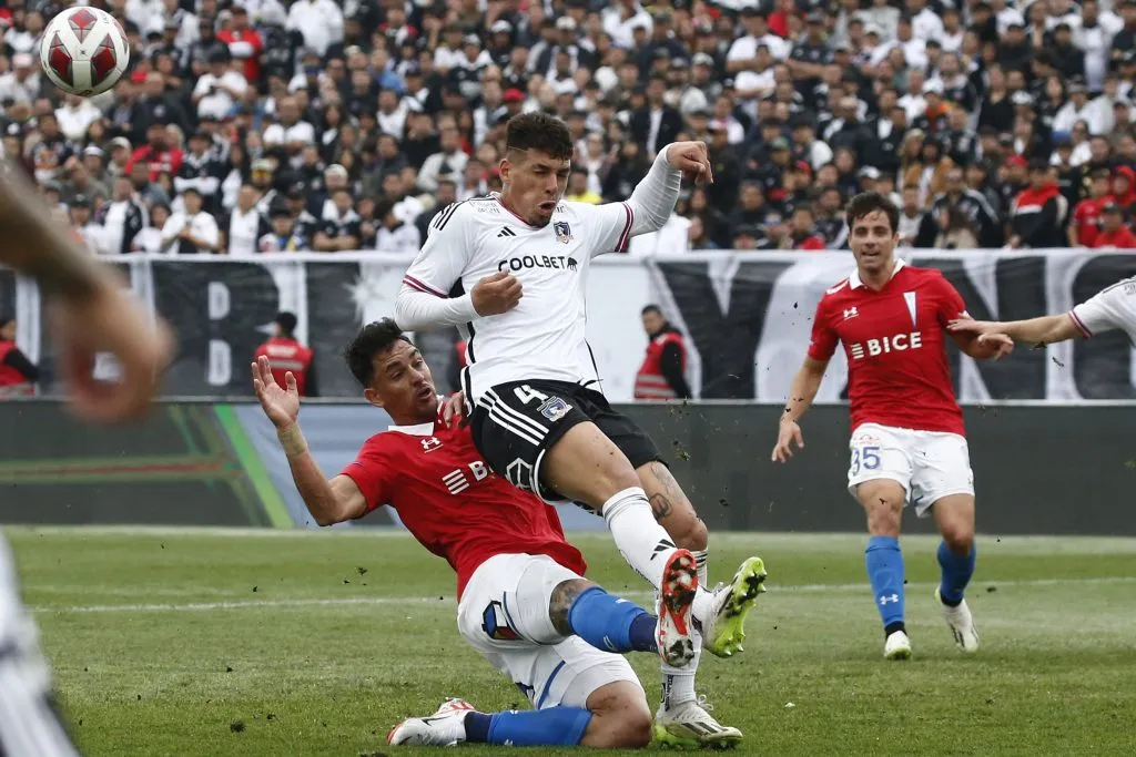 Alan Saldivia disputa un balón con Fernando Zampedri. (Javier Salvo/Photosport).
