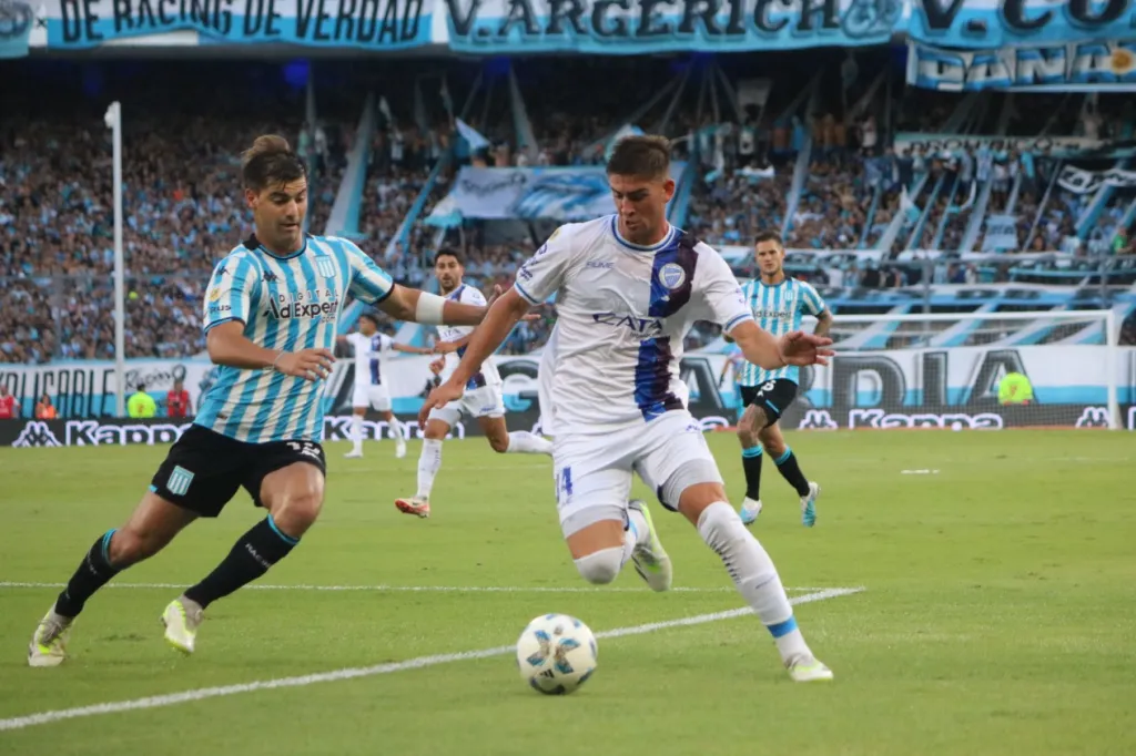 Tomás Badaloni en acción ante Racing Club. (Foto: Godoy Cruz).