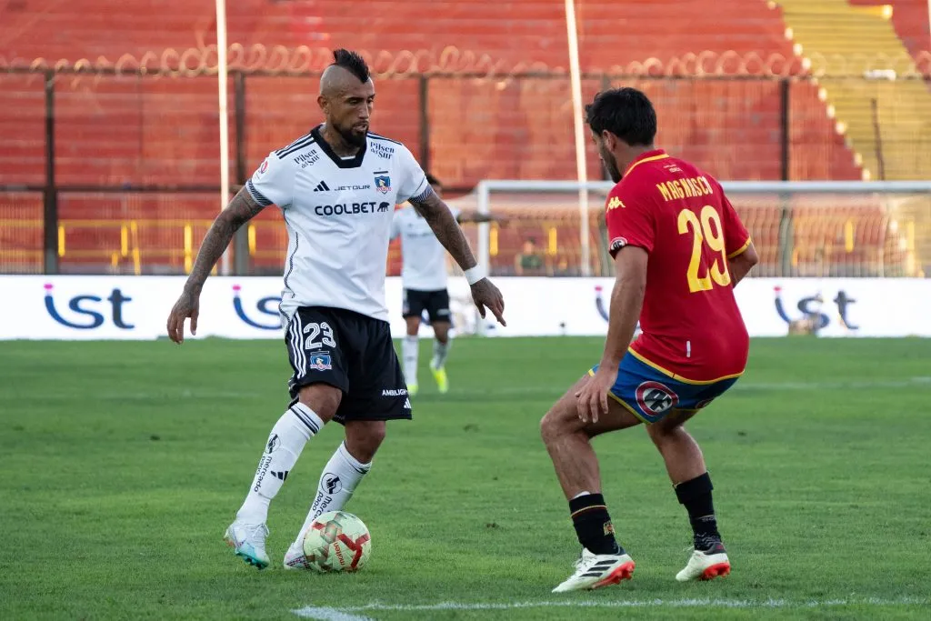 Arturo Vidal enfrenta a Stefano Magnasco en el duelo entre Colo Colo y Unión Española. (Foto: Guille Salazar | RedGol).