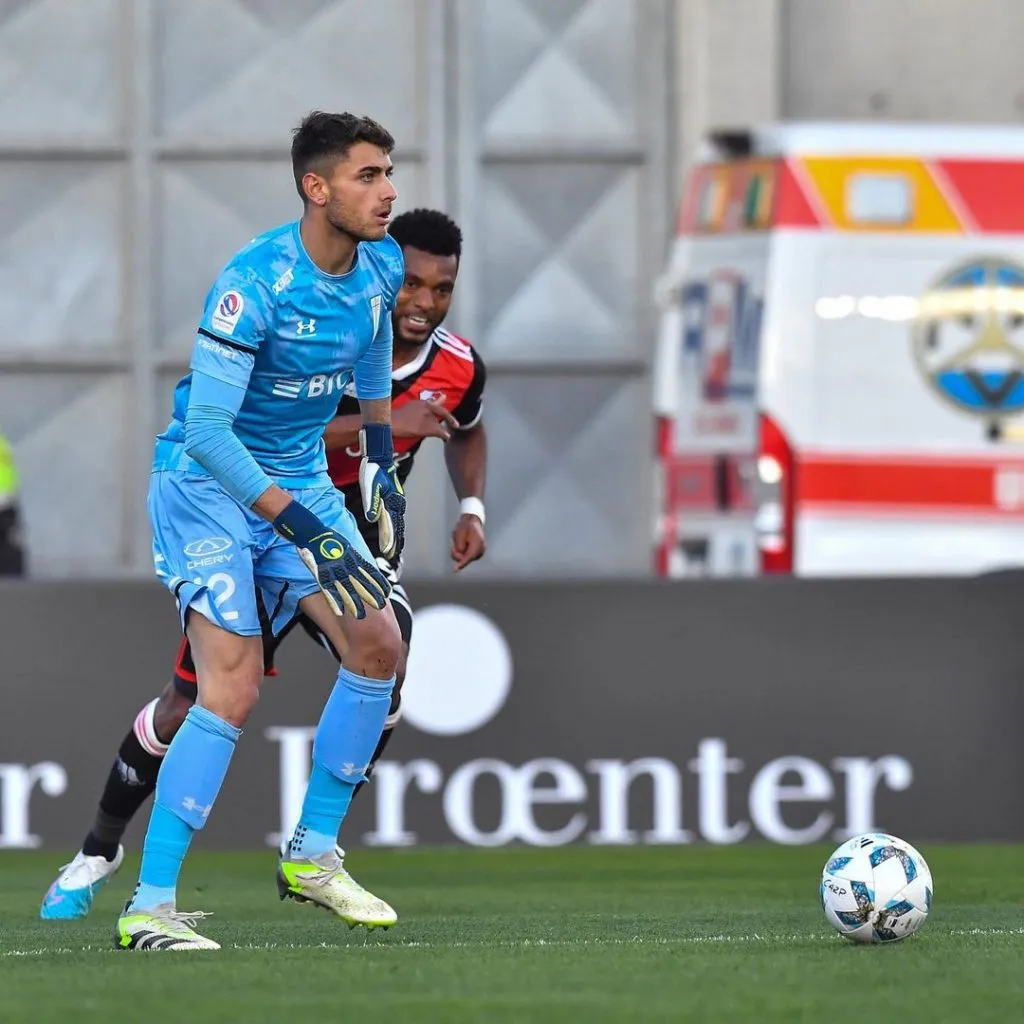 Thomas Gillier en acción ante River Plate: juega un balón ante la presión del colombiano Miguel Borja. (Foto: Cruzados SADP).