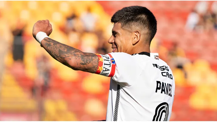 Pavez ingresó a la cancha con una camiseta especial.