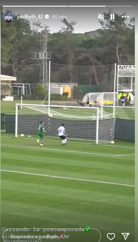 Jordhy Thompson anotó un cabezazo en la boca del arco. (Captura Instagram).
