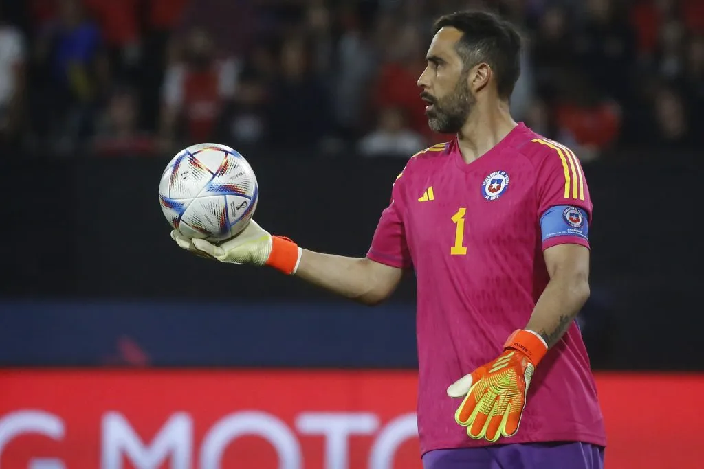 Claudio Bravo en un amistoso frente a Paraguay, la última vez que jugó por la selección chilena. (Jonnathan Oyarzun/Photosport).