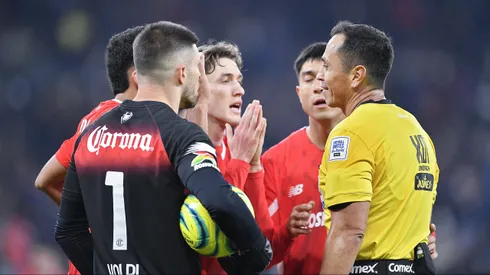 El árbitro del Monterrey vs Toluca cobró un "impenal".