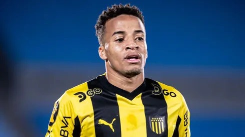 Byron Castillo tuvo su debut en el Campeonato Uruguayo con Peñarol.