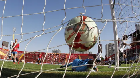 El duelo en Santa Laura se jugó con muy poco público.