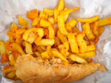 Fish and chips versión chilena: Pescado frito con papas