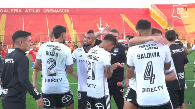 Arturo Vidal reparte felicitaciones tras la victoria de Colo Colo. (Foto: Colo Colo | Lado B).