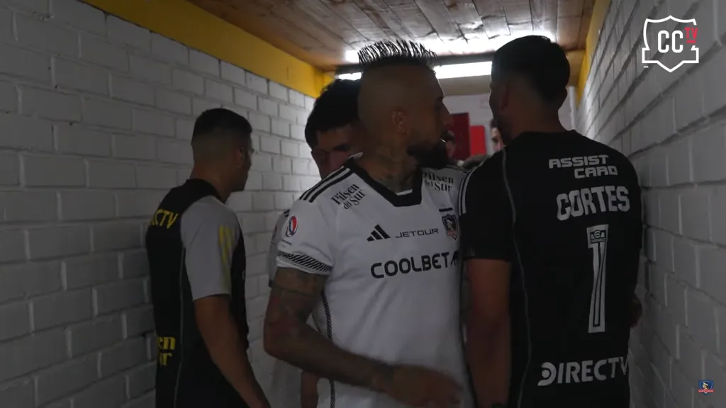 El momento del diálogo entre Vidal y Cortés. (Captura Colo Colo | Lado B).