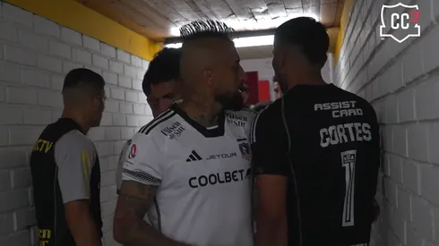 Arturo Vidal le dio un tip a Brayan Cortés camino a la cancha del estadio Santa Laura.