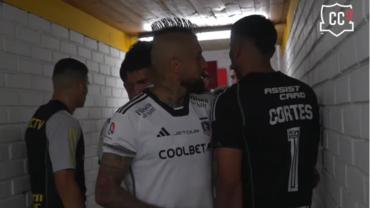 Arturo Vidal le dio un tip a Brayan Cortés camino a la cancha del estadio Santa Laura.
