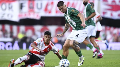 Aaron Quirós ante Rodrigo Aliendro en el partido de River y Banfield.