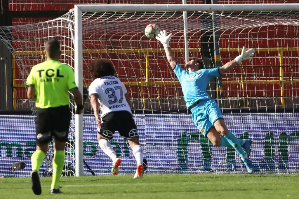 El tremendo cabezazo del Peluca Falcón para poner el 1-0 de Colo Colo sobre Unión Española. (Javier Salvo/Photosport).