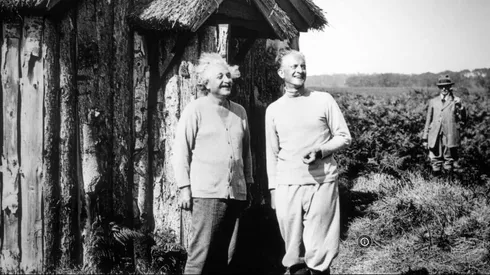 Albert Einstein en Einstein y la Bomba de Netflix (2024)