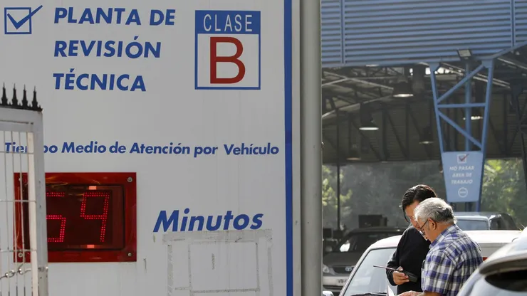 Fila de una hora en una planta de revisión técnica (febrero 2016)
