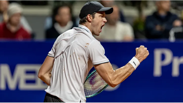 Nicolás Jarry da la pelea en el Argentina Open ante el local Tomás Etcheverry.