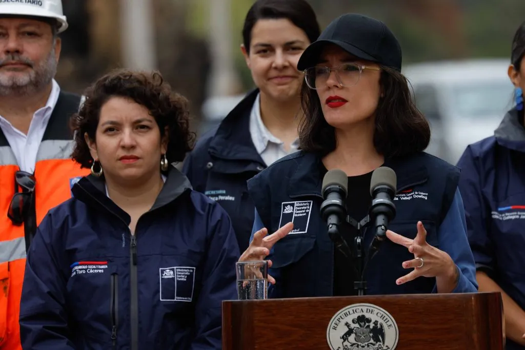 Villa Alemana, 16 de febrero de 2024.
El Presidente Gabriel Boric visita a familias que recibieron las primeras viviendas de emergencia tras perder las propas en el reciente megaincendio que afecto a la zona.
En la foto la ministra Camila Vallejos.
Andres Pina/Aton Chile