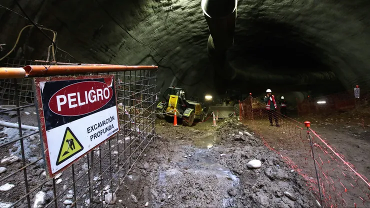 Santiago, 25 de Abril 2023. El ministro de Transportes, la ministra de la Secretara General de Gobierno, el presidente del Directorio de Metro de Santiago, y la alcaldesa de Las Condes, , inspeccionan los trabajos de excavacion del nuevo trazado que Òconectar las comunas de Renca con Vitacura en solo 37 minutos en la futura line 7. Javier Salvo/ Aton Chile