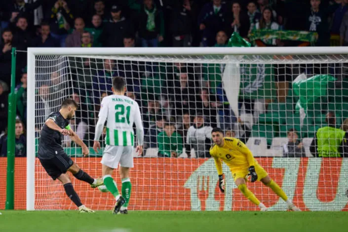 Bruno Petkoviç marcó de penal en el Benito Villamarín. (Getty Images).