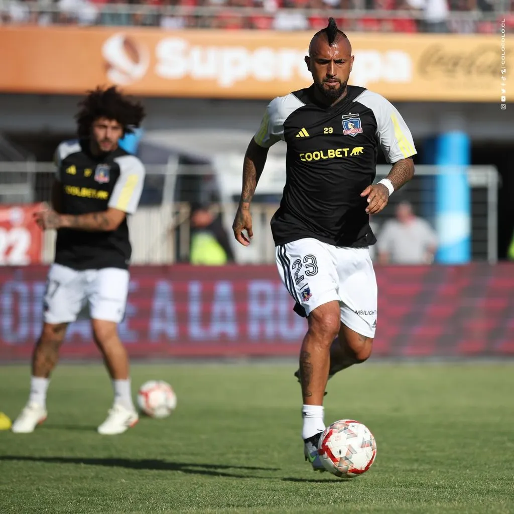 Días atrás se especuló con que esta sería la camiseta de visitante, pero finalmente se utilizó como ropa de entrenamiento. Foto: Comunicaciones Colo Colo.