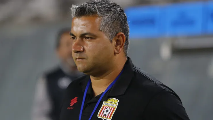 Damián Muñoz dirigiendo a Curicó Unido frente a Cerro Porteño en Libertadores.