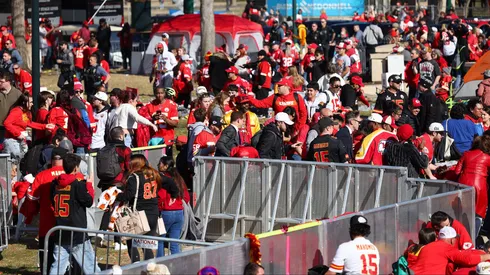 Personan abandonan la zona de desfile de los Kansas City Chiefs luego de un tiroteo en Union Station en medio de la celebración por la victoria en el Super Bowl.