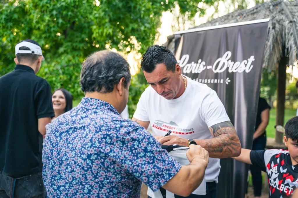 Paredes comparte con los fanáticos en el evento