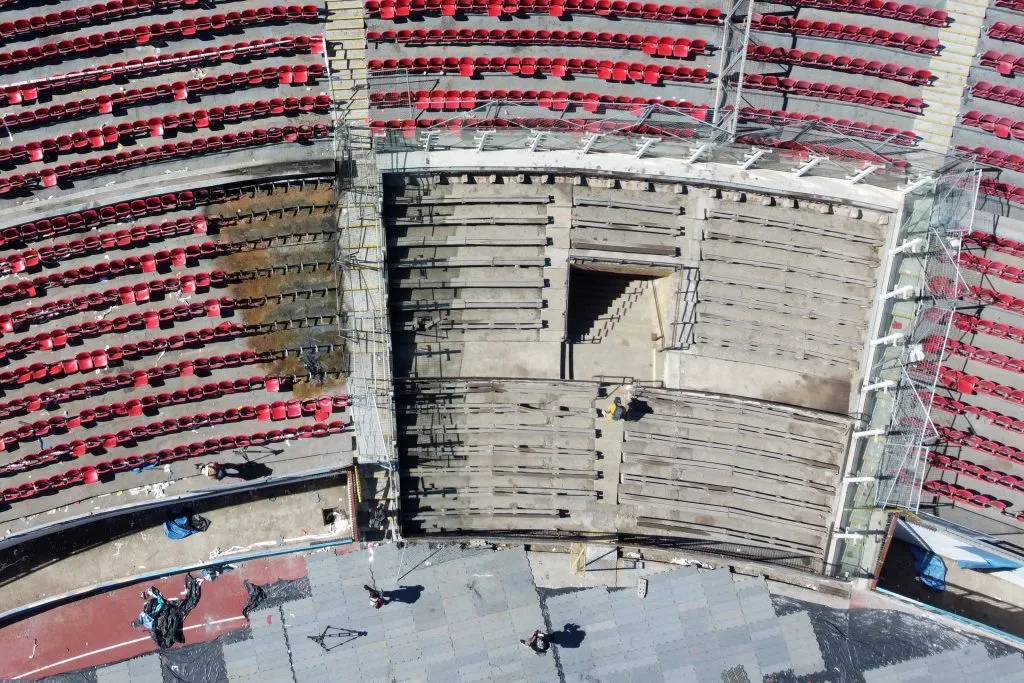 Butacas quemadas y parte del memorial destrozado fue el saldo que dejaron los incidentes en la Supercopa. Foto: Photosport.