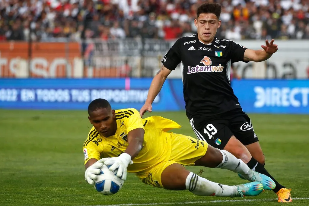 Omar Carabalí en acción ante O’Higgins de Rancagua por Colo Colo. (Jonnathan Oyarzun/Photosport).