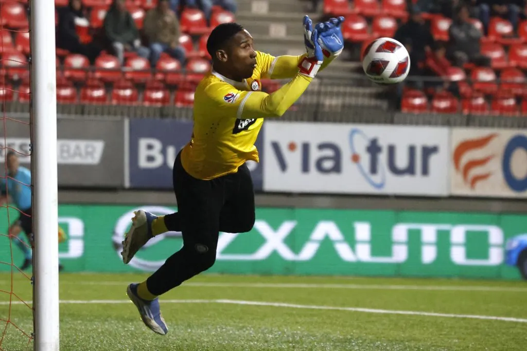 Omar Carabalí en acción por Unión La Calera. (Andres Pina/Photosport).