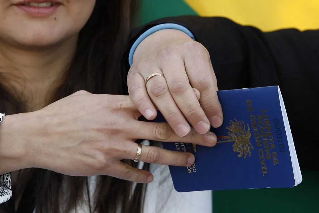 Caja Los Andes otorga el beneficio a matrimonios y a quienes tengan acuerdo de unión civil. (Foto: Paul Plaza-Aton Chile)