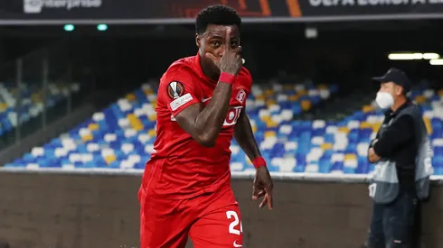 Promes celebrando su gol por la Europa League