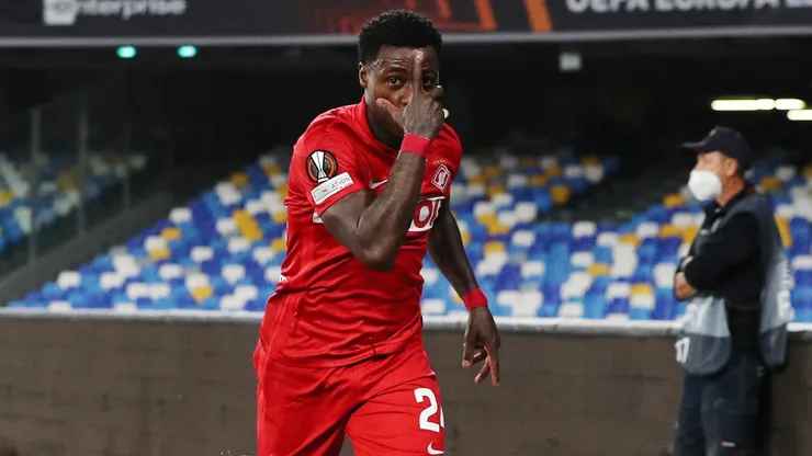 Promes celebrando su gol por la Europa League