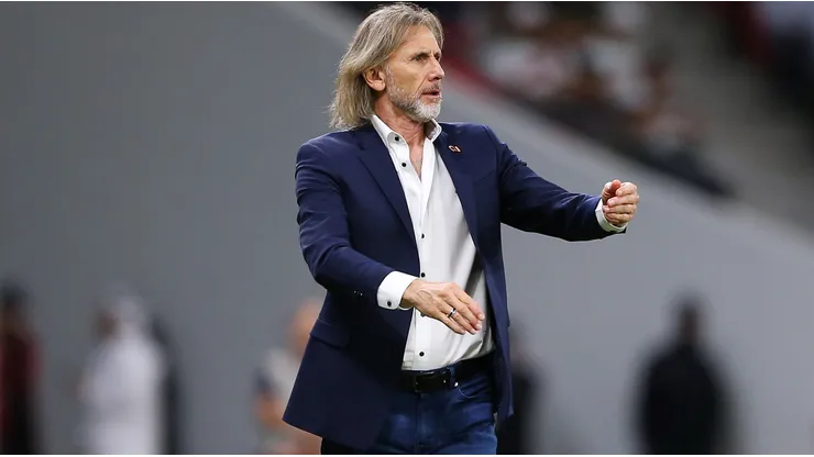 Ricardo Gareca recibe odio de la prensa peruana y los hinchas por venir a dirigir en Chile.