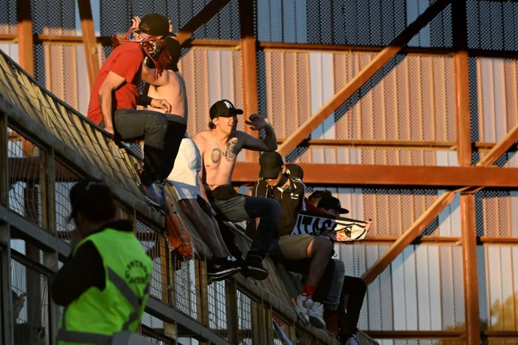 Hinchas de Colo Colo presentes en la cancha de Cobreloa en Copa Chile (Photosport)