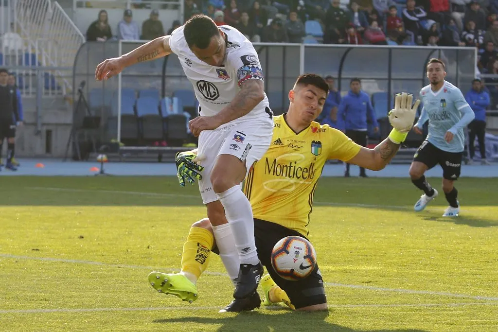 Luis Ureta en un duelo con Esteban Paredes. (Raul Zamora/Photosport).