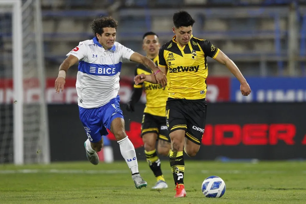 Felipe Yáñez conduce el balón ante la marca del Nacho Saavedra. (Felipe Zanca/Photosport).