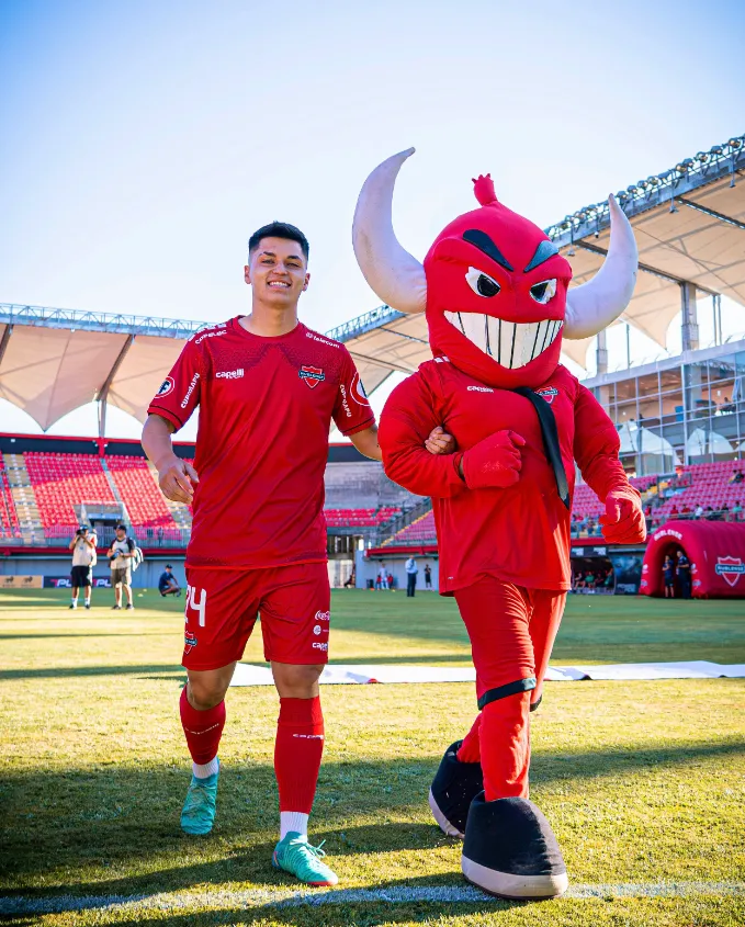 Felipe Yáñez en su presentación como nuevo jugador de los Diablos Rojos. (Foto: Ñublense SADP).