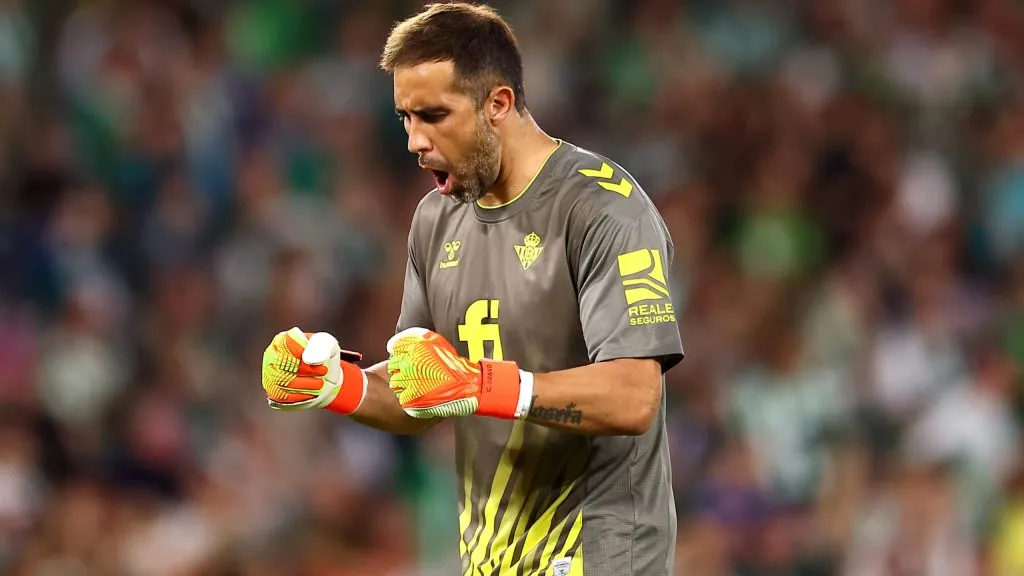 Claudio Bravo defendiendo los colores de Betis